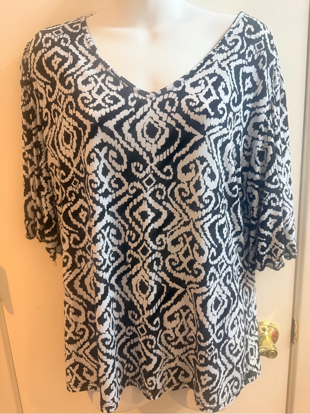 Chico’s size 2 (12) Women's Black and White V-Neck Patterned Top